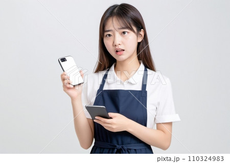 スマートフォンを操作しながら激怒している（怒っている）日本人美女 AI Generated 110324983