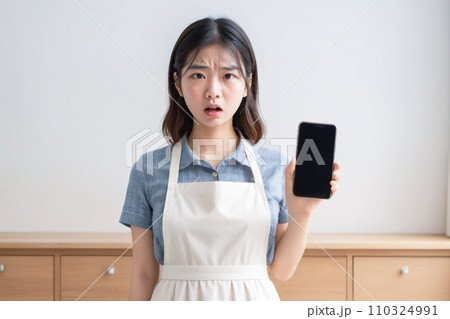 スマートフォンを操作しながら激怒している（怒っている）日本人美女 AI Generated 110324991