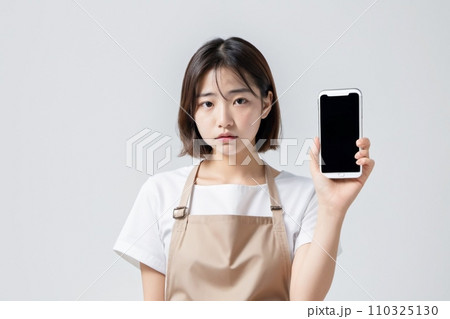 スマートフォンを操作しながら呆れている・苦笑い・困っている日本人美女 AI Generated 110325130