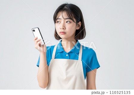 スマートフォンを操作しながら呆れている・苦笑い・困っている日本人美女 AI Generated 110325135