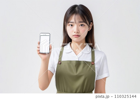 スマートフォンを操作しながら呆れている・苦笑い・困っている日本人美女 AI Generated 110325144