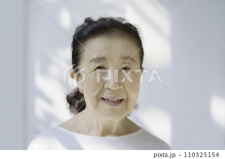 微笑むシニア女性のポートレート 110325154