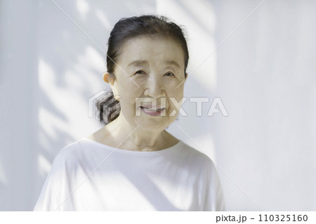 微笑むシニア女性のポートレート 110325160