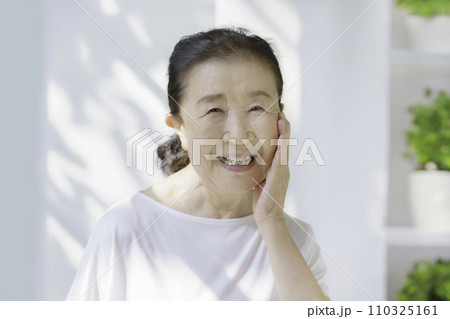 微笑むシニア女性のポートレート 110325161