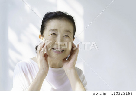 微笑むシニア女性のポートレート 微笑むシニア女性のポートレート 110325163