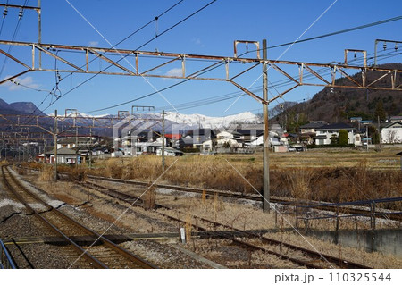 群馬県利根郡みなかみ町の上越線後閑駅周辺から谷川岳方面を臨む風景 110325544