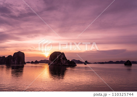 ベトナム　ハロン湾クルーズのクルーズ船の船上デッキからの夕陽の眺め 110325744