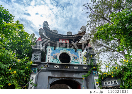 ベトナム ハノイのホアンキエム湖内のゴックソン島に建つ寺院玉山祠の門 110325835