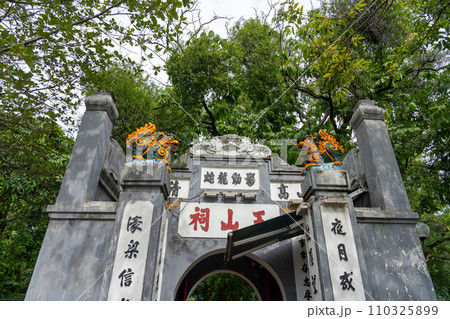 ベトナム ハノイのホアンキエム湖内のゴックソン島に建つ寺院玉山祠の門 110325899