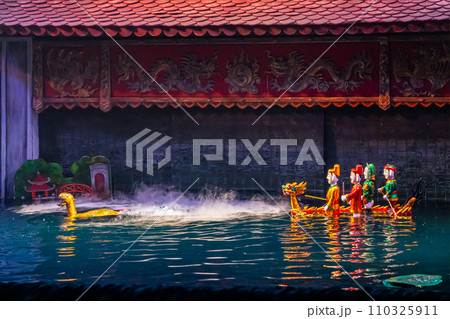 ベトナム ハノイ観光で有名な伝統芸能のタンロン水上人形劇 ベトナム ハノイ観光で有名な伝統芸能のタンロン水上人形劇 110325911