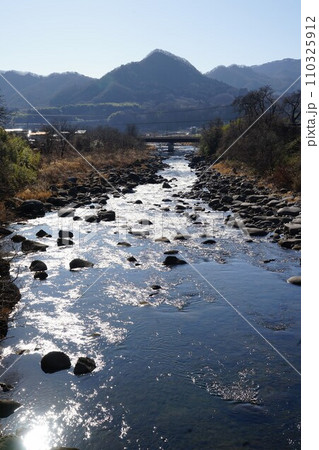 群馬県利根郡みなかみ町の上越線後閑駅周辺の月夜野橋から臨む利根川の風景 110325912