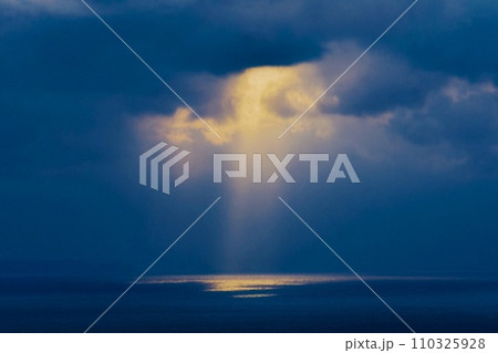 冬の海を照らす光のカーテン 110325928