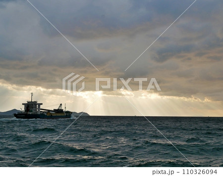 夕方の瀬戸内海(香川県仲多度郡多度津町佐柳島)海 夕方の瀬戸内海(香川県仲多度郡多度津町佐柳島)海 110326094