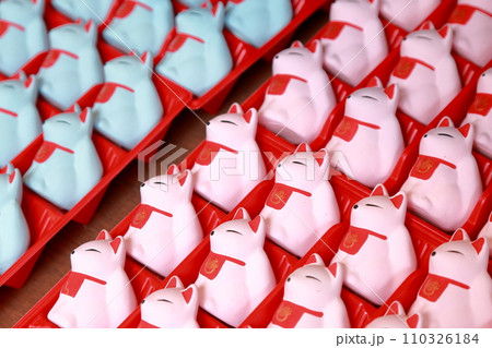 キツネの形をしたおみくじ（狐みくじ、吒枳尼天　豊川稲荷　愛知県 豊橋市） 110326184