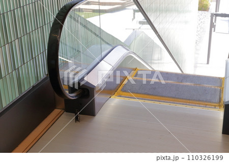 建物内のエスカレーター 建物内のエスカレーター 110326199