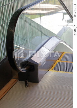 建物内のエスカレーター 110326201