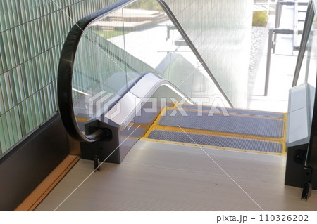 建物内のエスカレーター 110326202