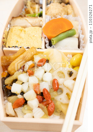 おかずが沢山入った美味しい和食のお弁当 110326271