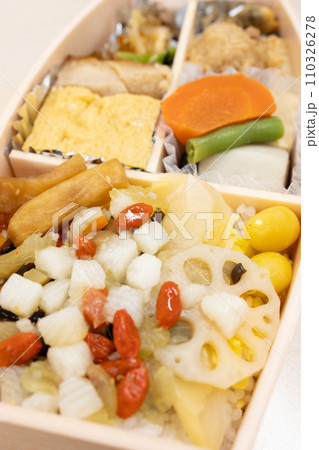 おかずが沢山入った美味しい和食のお弁当 110326278