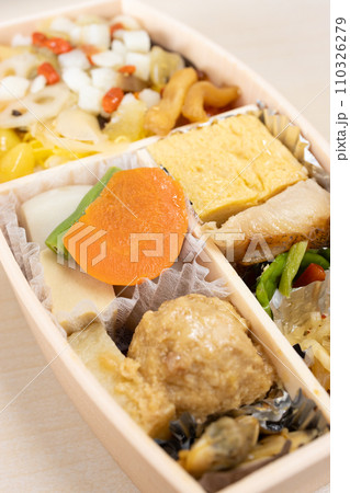 おかずが沢山入った美味しい和食のお弁当 おかずが沢山入った美味しい和食のお弁当 110326279