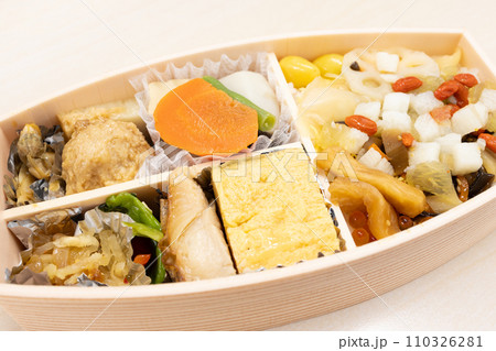 おかずが沢山入った美味しい和食のお弁当 110326281