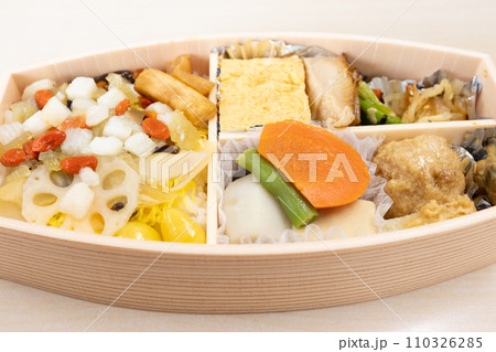 おかずが沢山入った美味しい和食のお弁当 110326285