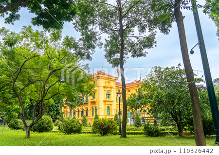 ベトナムハノイ市　ホーチミン廟の隣にある黄色が美しい仏領インドシナ総督の邸宅 110326442