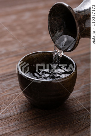 日本酒をお猪口に注ぐ 日本酒をお猪口に注ぐ 110327173