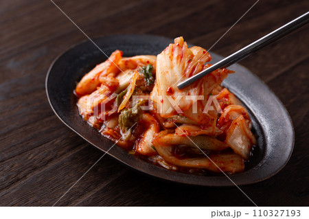 白菜キムチを食べる 白菜キムチを食べる 110327193
