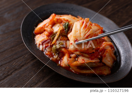 白菜キムチを食べる 110327196