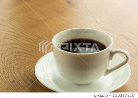 テーブルに置かれたホットコーヒー 110327210