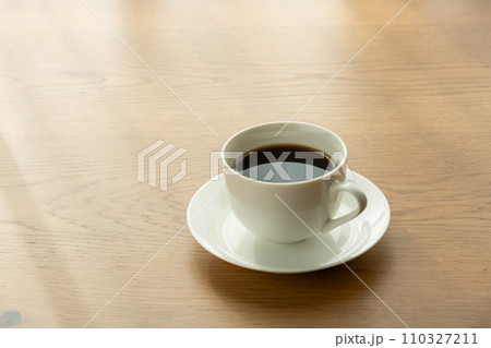 テーブルに置かれたホットコーヒー テーブルに置かれたホットコーヒー 110327211