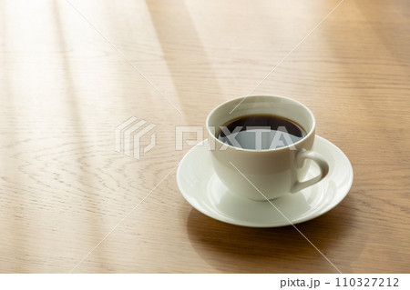 テーブルに置かれたホットコーヒー テーブルに置かれたホットコーヒー 110327212