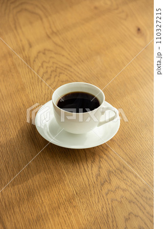 テーブルに置かれたホットコーヒー 110327215