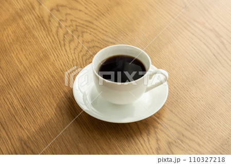 テーブルに置かれたホットコーヒー テーブルに置かれたホットコーヒー 110327218