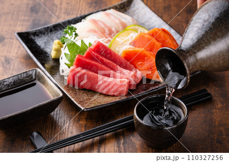 刺身と日本酒 110327256