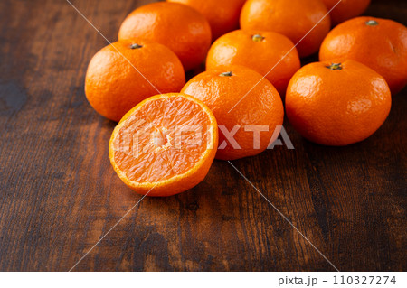 机の上の新鮮なみかん 110327274