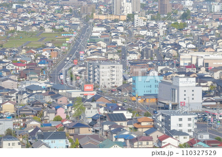 幹線道路沿いに立ち並ぶ住宅 110327529