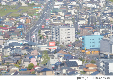幹線道路沿いに立ち並ぶ住宅 幹線道路沿いに立ち並ぶ住宅 110327530