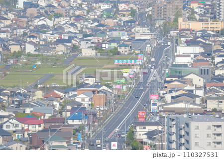 幹線道路沿いに立ち並ぶ住宅 幹線道路沿いに立ち並ぶ住宅 110327531