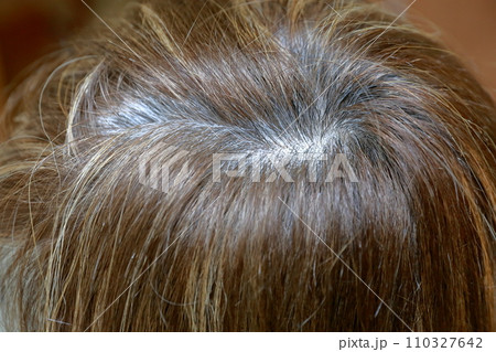 生え際に白髪が目立ってきた女性 110327642