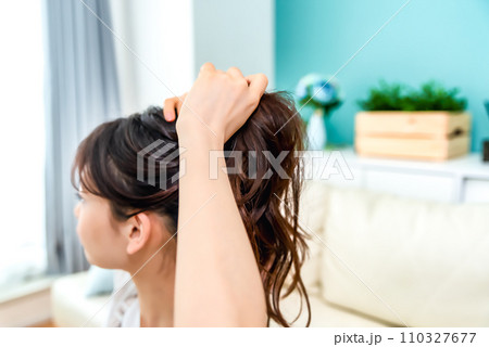 髪をまとめる若い女性 髪をまとめる若い女性 110327677