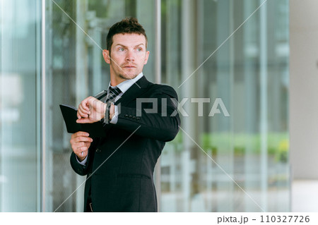 都会で働く欧米人ビジネスマンの白人男性(商社・貿易・グローバル・通訳・翻訳) 都会で働く欧米人ビジネスマンの白人男性(商社・貿易・グローバル・通訳・翻訳) 110327726
