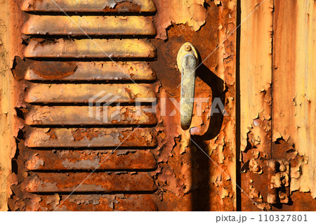 錆びたドア 110327801