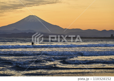 湘南から望む夕日に赤く染まる空と富士山 110328152