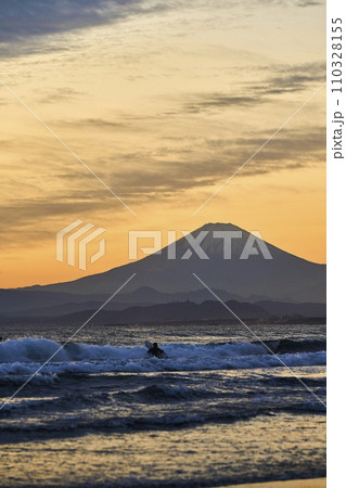 湘南から望む夕日に赤く染まる空と富士山 湘南から望む夕日に赤く染まる空と富士山 110328155