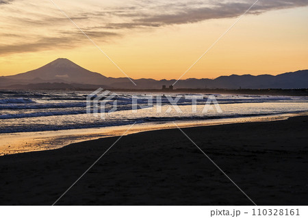 湘南から望む夕日に赤く染まる空と富士山 湘南から望む夕日に赤く染まる空と富士山 110328161