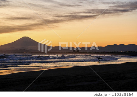湘南から望む夕日に赤く染まる空と富士山 湘南から望む夕日に赤く染まる空と富士山 110328164