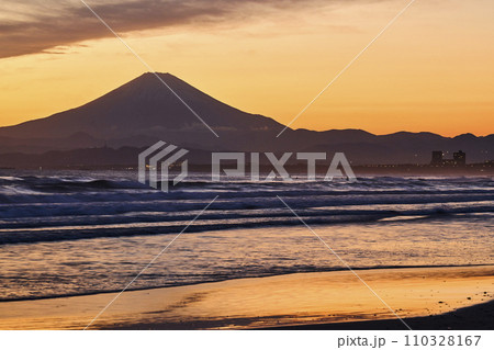 湘南から望む夕日に赤く染まる空と富士山 110328167