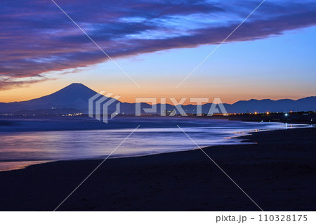 日没後のマジックアワーに湘南から望む富士山 110328175